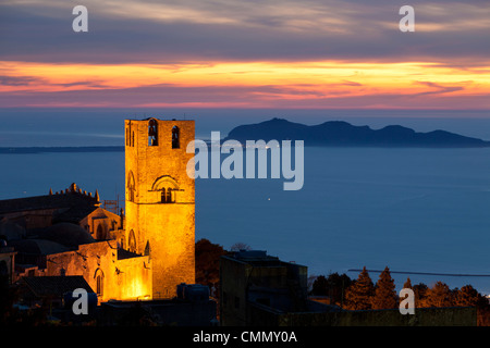 Sonnenuntergang über dem Dom und Blick auf die Ägadischen Inseln, Erice, Sizilien, Italien, Mittelmeer, Europa Stockfoto