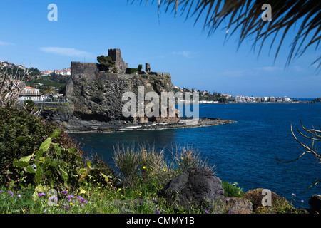 Das Schloss und die Küste, Aci Castello, Sizilien, Italien, Mittelmeer, Europa Stockfoto