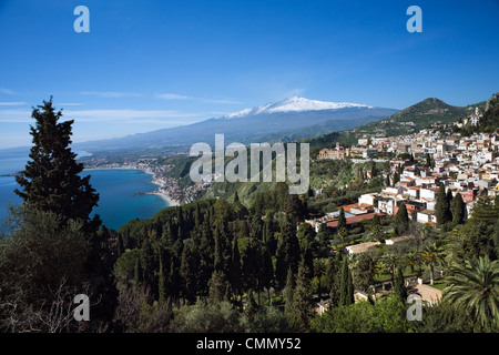 Blick über Taormina und den Ätna, Taormina, Sizilien, Italien, Mittelmeer, Europa Stockfoto