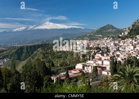 Blick über Taormina und den Ätna, Taormina, Sizilien, Italien, Europa Stockfoto