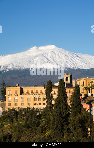 Blick über Taormina und den Ätna mit Hotel San Domenico Palace, Taormina, Sizilien, Italien, Europa Stockfoto