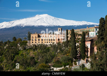 Blick über Taormina und den Ätna mit Hotel San Domenico Palace, Taormina, Sizilien, Italien, Europa Stockfoto