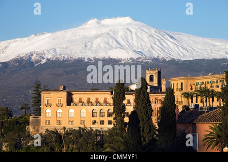 Blick über Taormina und den Ätna mit Hotel San Domenico Palace, Taormina, Sizilien, Italien, Europa Stockfoto