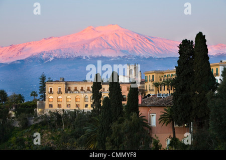 Sonnenaufgang über Taormina und den Ätna mit Hotel San Domenico Palace, Taormina, Sizilien, Italien, Europa Stockfoto