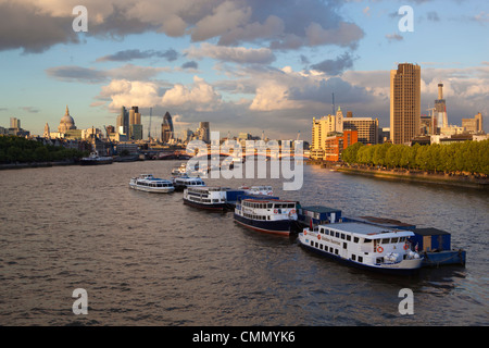 Blick entlang der Themse nach Blackfriars Bridge und St. Pauls Cathedral, London, England, Vereinigtes Königreich, Europa Stockfoto