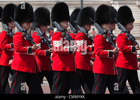 Scots Guards marschieren vorbei an Buckingham Palace, Generalprobe für Trooping die Farbe, London, England, Vereinigtes Königreich, Europa Stockfoto