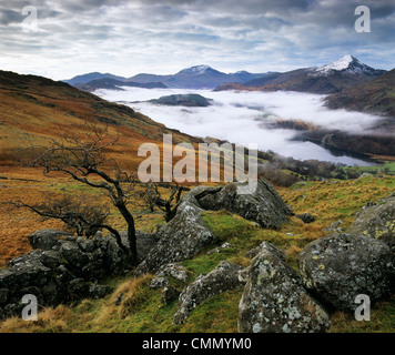 Nebel über Llyn Gwynant und Snowdonia Gebirge, Snowdonia-Nationalpark, Conwy, Wales, Vereinigtes Königreich, Europa Stockfoto