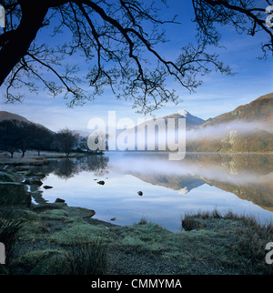 Nebel über Llyn Gwynant und Snowdon, Snowdonia-Nationalpark, Conwy, Wales, Vereinigtes Königreich, Europa Stockfoto