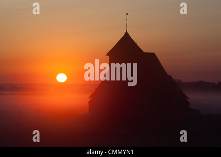 Fairfield Kirche bei Sonnenaufgang, Romney Marsh, in der Nähe von Rye, Kent, England, Vereinigtes Königreich, Europa Stockfoto