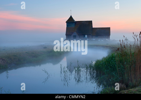 Fairfield Kirche im Morgengrauen Nebel, Romney Marsh, in der Nähe von Rye, Kent, England, Vereinigtes Königreich, Europa Stockfoto