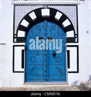 Traditionelle tunesische Tür, Sidi Bou Said, Tunesien, Nordafrika, Afrika Stockfoto