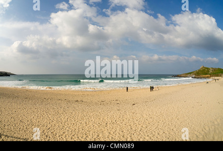 Porthmeor sandigen Strand und blauer Himmel in St. Ives, Cornwall UK. Stockfoto