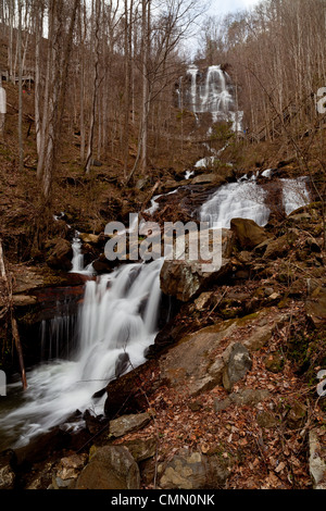 Auf 729 Meter hoch, Amicalola Falls ist der höchste Wasserfall in Georgien. Die Gegend war ursprünglich von der Cherokee Indianer und in der Sprache der Name bedeutet 'taumelnde Gewässer" bewohnt. Es war ein Teil der 829 ha große State Park in 1911, obwohl sie erst in den 1950er Jahren entwickelt wurde. Es ist auch als einer der sieben Naturwunder von Georgia. Es ist ein sehr beliebtes malerischen Ort in Georgia und ist oft recht voll. Die Fälle selbst sind über einen steilen Weg von der Basis der Fälle, die auch viele Treppenhäuser inklusive zugänglich. Sie gewunden sein, wenn Sie die Reise. Stockfoto