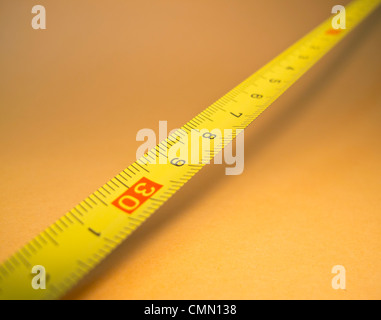 Metall-Maßband gekennzeichnet in Zentimetern Stockfoto