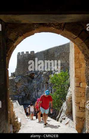 Rhodos. Griechenland. Ansicht von Menschen zu Fuß die steile Treppe auf den gewölbten Eingang der Burg der Ritter von St. Stockfoto