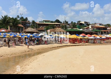 Restaurants am Wasser, Pipa Beach, Rio Grande Do Norte, Brasilien, Brasil Stockfoto