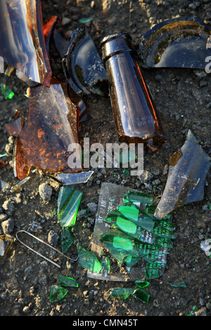 Zerbrochene Flaschen auf dem Boden Stockfoto