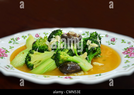 Stir Fry Brokkoli mit Shiitake-Pilzen Stockfoto