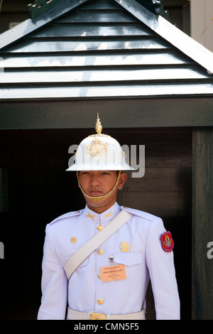 Ein thailändischer Soldat der königlichen Garde auf Wache (Grand Palace - Bangkok). UN-Soldat Thaïlandais De La Garde Royale de Fraktion. Stockfoto