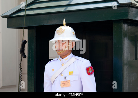 Ein thailändischer Soldat der königlichen Garde auf Wache (Grand Palace - Bangkok). UN-Soldat Thaïlandais De La Garde Royale de Fraktion. Stockfoto