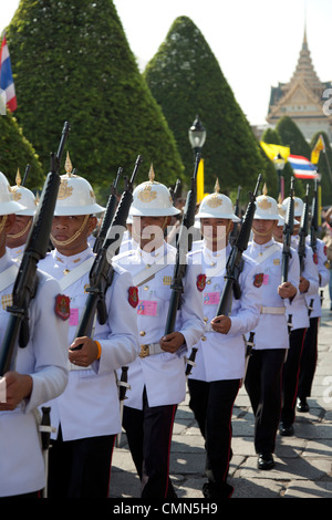 Das Ändern der königlichen Garde im Grand Palace, À Bangkok (Hailand). La erhält De La Garde Royale À Bangkok (Thaïlande). Stockfoto