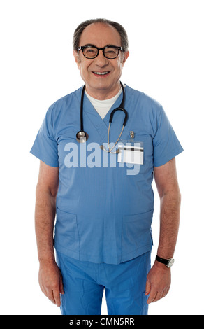 Gut aussehend lächelnd leitender Arzt mit Stethoskop um den Hals posiert vor der Kamera Stockfoto
