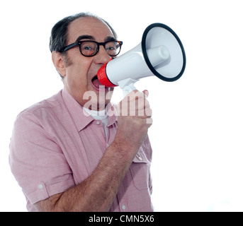 Senioren männlich laut zu schreien in ein Megaphon Stockfoto