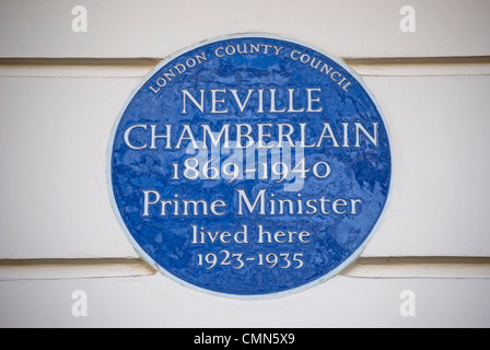 London Grafschaftsrat blaue Plakette markiert ein Haus von Premierminister Neville Chamberlain, Belgravia, London, england Stockfoto