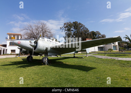 Altes Beech 18 Flugzeug aus alten Fluggesellschaft Spantax erscheint im Luftfahrt-Museum Malaga, Spanien Stockfoto