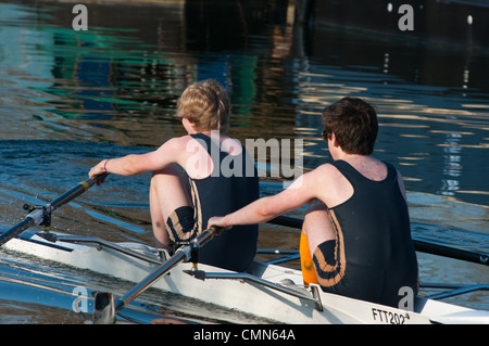 Coxless pair Rudern auf dem Fluss Cam in Cambridge, England. Stockfoto