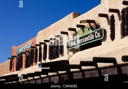 Taos, New Mexico, USA. Geschäfte auf der Plaza. Stockfoto