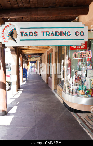 Taos, New Mexico, USA. Geschäfte auf der Plaza. Stockfoto