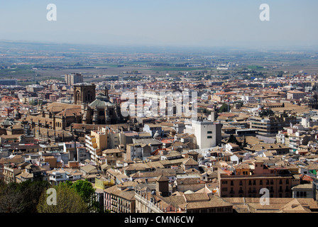 Die Kathedrale und die Innenstadt von der Burg gesehen, Palast von Alhambra, Granada, Provinz Granada, Andalusien, Spanien in Westeuropa. Stockfoto