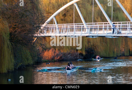 Ruderer bei Sonnenuntergang an der Riverside-Zyklus und die Fußgängerbrücke am Fluss Cam in Cambridge, England. Stockfoto