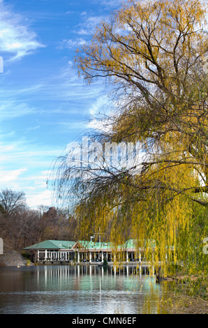 USA, New York, New York. Loeb Boathouse überblickt den See im Central Park. Stockfoto