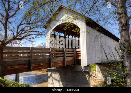 ODER, Jackson County, Antelope Creek Covered Bridge, erbaut im Jahre 1922, befindet sich nun in Eagle Point Stockfoto