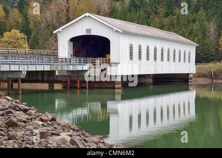 ODER Lane County, Lowell Covered Bridge, Baujahr 1945, Middle Fork Willamette River Stockfoto