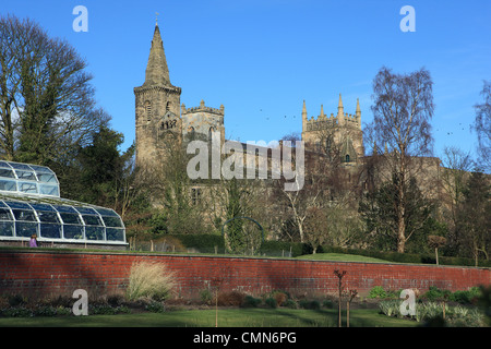 Dunfermline Abbey in Fife aus Pittencrieff Park oder 'The Glen' mit dem Glas-Hall-Konservatorium in der unteren linken Ecke. Stockfoto