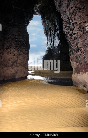 ein Blick aus dem Inneren einer Strand-Höhle mit Blick auf das Meer Stockfoto