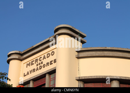 Sonnige Aussicht auf den Mercado Dos Lavradores Gebäude in Madeira Stockfoto