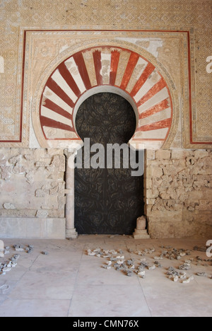 Tür im Mittelschiff, der Halle der Abd al-Rahman III, Medina Azahara (Madinat al-Zahra), in der Nähe von Cordoba, Andalusien, Spanien. Stockfoto