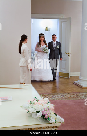 Junge kaukasischen russischen Hochzeitspaar. Braut und Bräutigam zur Trauung geht. Heiraten in Russland Stockfoto