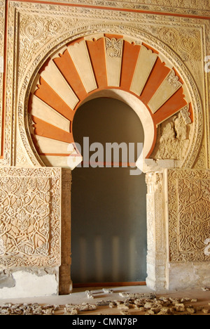Tür im Mittelschiff, der Halle der Abd al-Rahman III, Medina Azahara (Madinat al-Zahra), in der Nähe von Cordoba, Andalusien, Spanien. Stockfoto