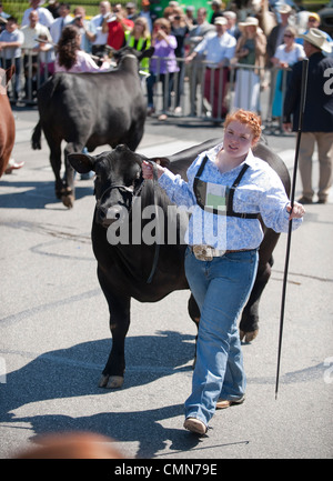 Jugend parade ihren Champion Steuern im Texas Capitol in Endrunde Grand Champion bei den Star Texas Rodeo, Austin TX Stockfoto