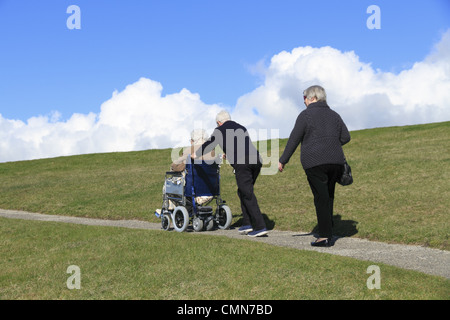 Ältere Menschen machen Sie einen Spaziergang auf dem Lande, Beachy Head, der South Downs National Park in der Nähe von Eastbourne, East Sussex, England Stockfoto