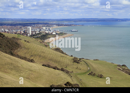 Blick über Eastbourne und entlang der Küste von Sussex in Richtung Bexhill & Hastings von Beachy Head auf der South Downs Stockfoto