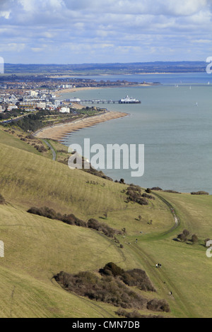 Blick über Eastbourne und entlang der Küste von Sussex in Richtung Bexhill & Hastings von Beachy Head auf der South Downs Stockfoto