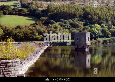Wanderungen-Reservoir, dam und Wasser Turm mit Reflexion in Brecon Beacons in Wales am schönen sonnigen Tag Stockfoto
