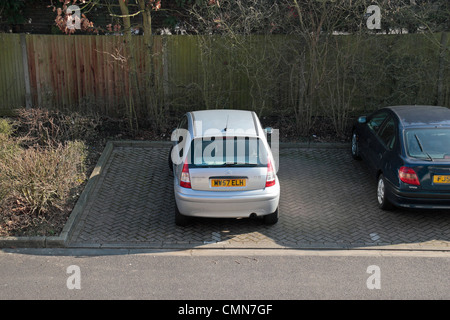 Schlecht, rücksichtslose Parken in einem Wohngebiet Privatparkplatz in West-London, UK. Stockfoto