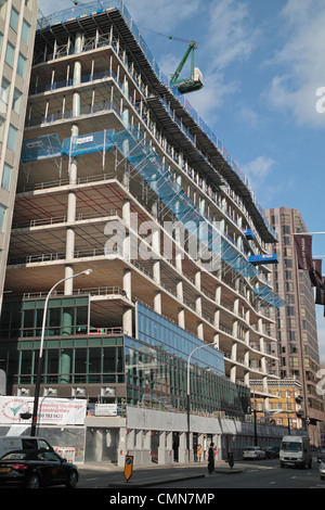 Moderne Beton gerahmt Gebäude (62 Buckingham Gate) im Bau mit geneigten/abgewinkelt Spalten in Westminster, London, UK. Stockfoto